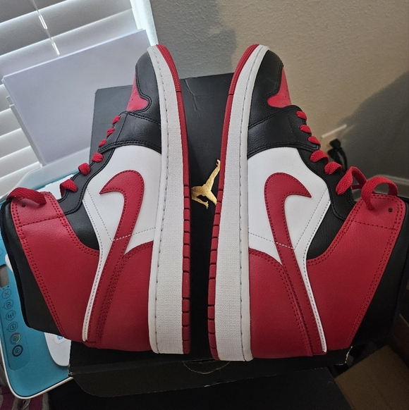Jordan 1 Mid Unisex Red Black White Alternate Bred Toe Size 12 Womens Men's 9. - Picture 6 of 15